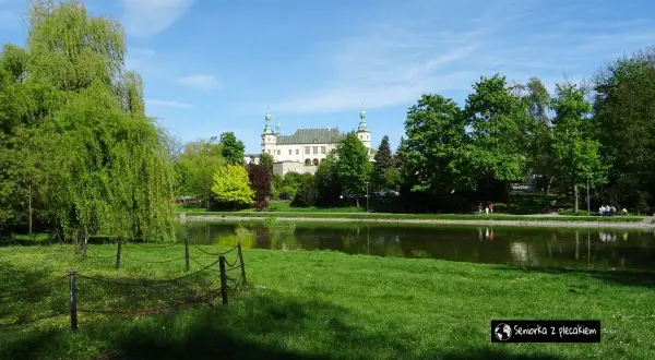 Zamek w Książu, jedna z największych atrakcji Dolnego Śląska, otoczony zielenią i stawem.