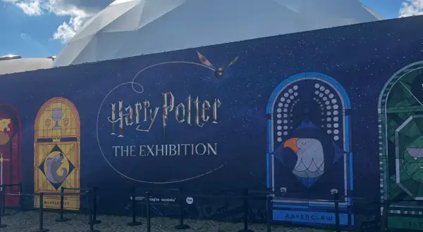 Witaj w magicznym świecie! Harry Potter The Exhibition w Krakowie zaprasza na niezwykłą podróż. Zobacz domy Hogwartu i poczuj magię!