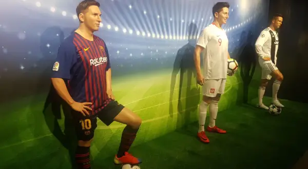 Woskowe figury piłkarzy: Messiego, Lewandowskiego i Ronaldo w muzeum figur woskowych Łeba.