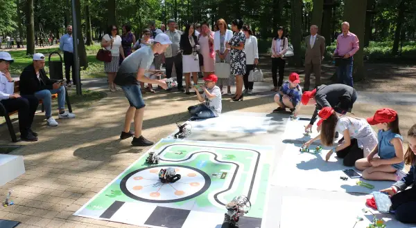 Dzieci budują roboty w parku fizyki Nowa Sól.