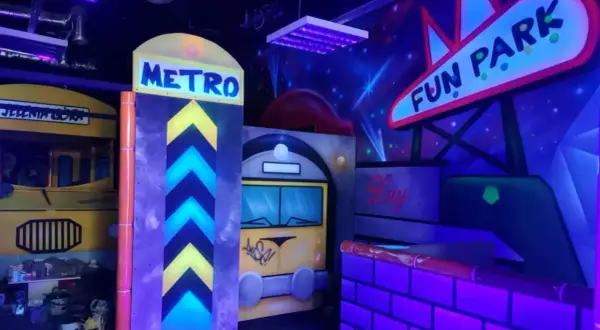 Kolorowy, neonowy fun park w Jeleniej Górze z motywem metra i pociągu.