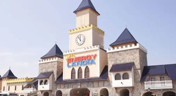 Zamek Energylandia, gdzie zabawa nigdy się nie kończy. Ciekawe, ile zarabia Energylandia rocznie na uśmiechach odwiedzających?