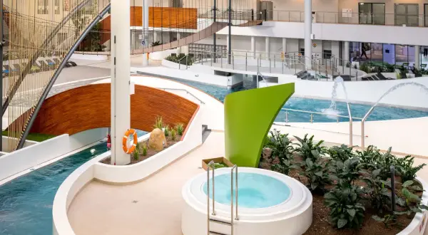 Nowoczesny park wodny Tychy z jacuzzi, zjeżdżalnią i mostkami linowymi.