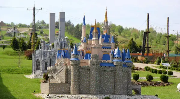 Bajkowy zamek i gotycka katedra w miniaturowym parku rozrywki świętokrzyskie.