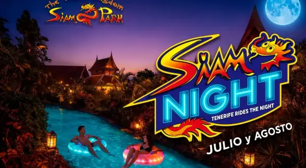 Nocne szaleństwo w Siam Park Teneryfa! Para relaksuje się na dmuchanych kołach w basenie pod rozświetlonym księżycem.