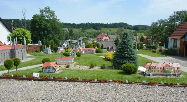 Miniatury budynków i zamków w parku miniatur i gigantów Kaszuby.