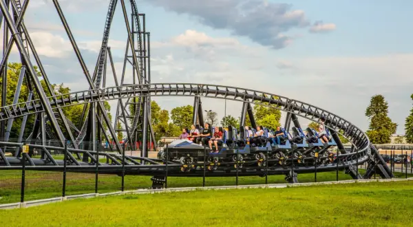 Pasażerowie na najwyższym rollercoasterze w Energylandii przeżywają emocje na zakręcie.