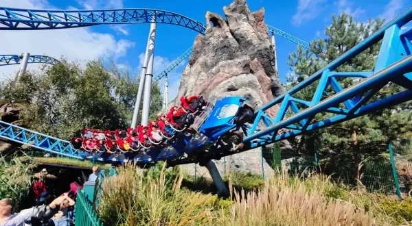 Pasażerowie na kolejce górskiej Blue Fire w Europa Parku, jedna z wielu ekscytujących atrakcji.
