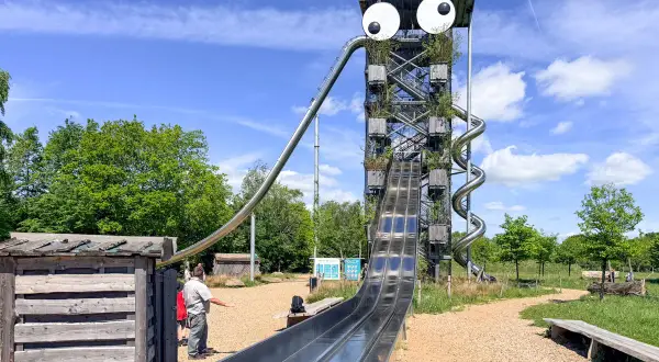 Wielka wieża ze zjeżdżalniami i wielkimi oczami w wow park billund.