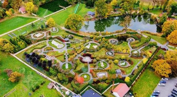 Park miniatur sakralnych w Olszowej zachwyca jesiennymi barwami. Miniatury kościołów i kaplic otoczone są zadbanymi ogrodami i alejkami.