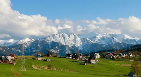 Ząb: malownicza miejscowość z tradycyjną architekturą i zapierającymi dech w piersiach widokami na ośnieżone Tatry. Atrakcje dla miłośników gór.