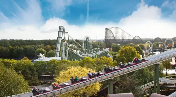 Kolejka górska w Heide Park, czy może Energylandia? Wesołe miasteczko z mnóstwem atrakcji i zieleni.