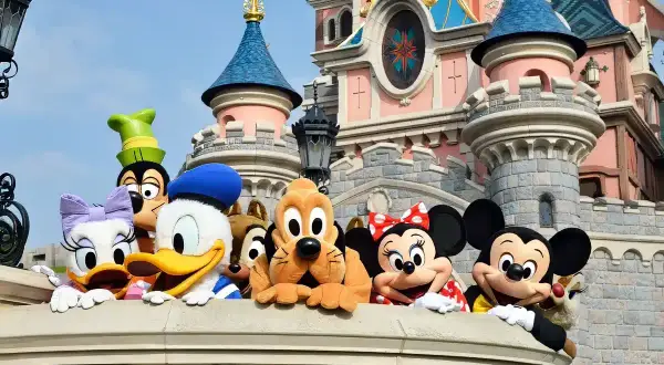 Myszka Miki, Myszka Minnie i przyjaciele pozdrawiają z zamku. Zastanawiasz się, ile kosztują bilety do Disneylandu?