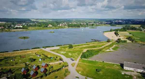 Kraśnik atrakcje: malownicze jezioro z wyspami, piaszczysta plaża, molo, domki kempingowe i pola lawendy tworzą idealne miejsce na wypoczynek.
