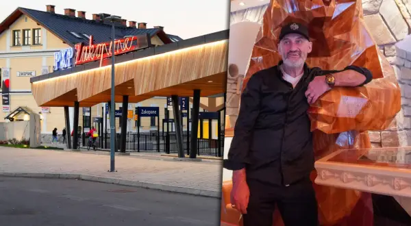 Właściciel księstwa góralskiego pozuje przy rzeźbie w Zakopanem.