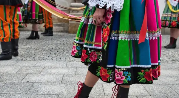 Kolorowe spódnice i pasiaste spodnie, część barwnych łowickich atrakcji.