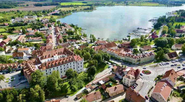 Malownicze Mazury: zamek, jezioro i urokliwe miasteczko. Odkryj te atrakcje!
