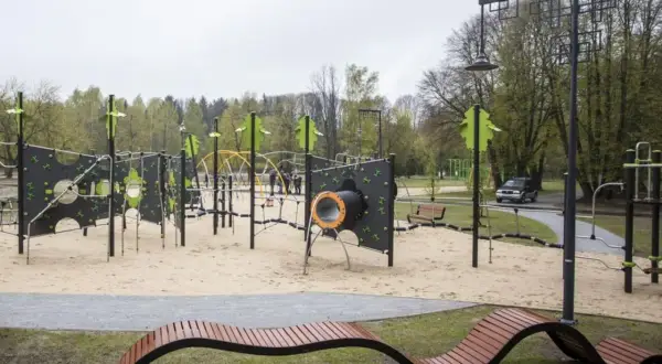 Nowoczesny plac zabaw w największym parku w Łodzi. Piaskownica, zjeżdżalnie i huśtawki zachęcają do zabawy.