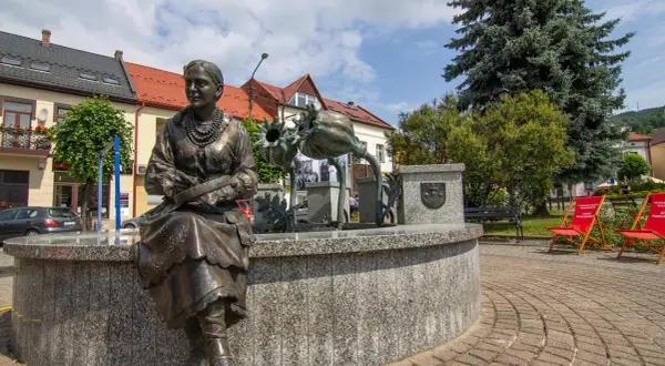 Fontanna z figurą kobiety i maków. Atrakcje Podhala, w tym Ziemia Makowskie, przyciągają turystów.