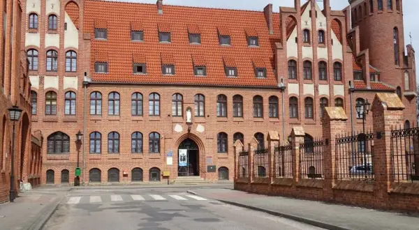 Gotycka architektura w Chełmnie. Zobaczysz tu zabytkowe budynki, które są jednymi z głównych atrakcji miasta.