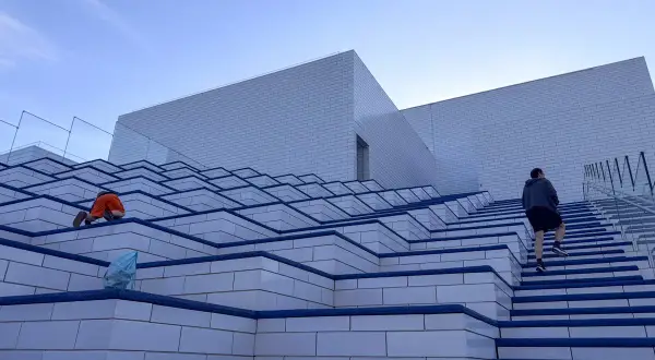 Dzieci bawią się na schodach przed Lego House w Billund.