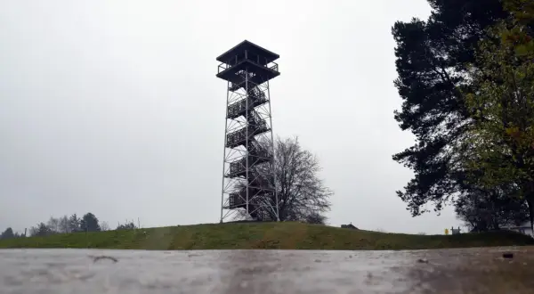 Wieża widokowa na górze lemana, z której roztacza się widok na jesienny krajobraz.