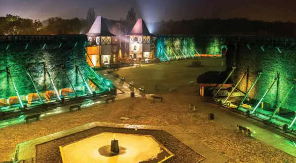 Nocne iluminacje tężni solankowych w Inowrocławiu, jedne z najciekawszych atrakcji Kujaw i Pomorza.