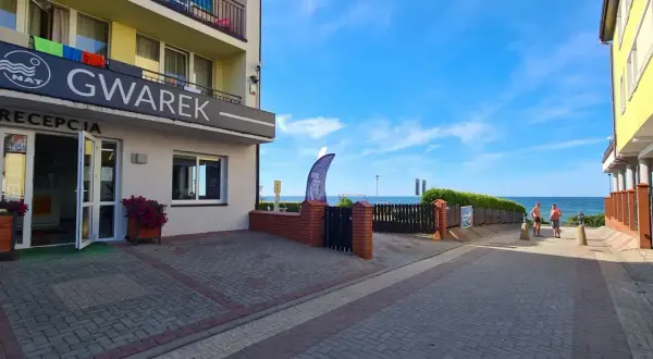 Recepcja pensjonatu "Gwarek" w Ustroniu Morskim, z widokiem na morze. Idealne miejsce na wakacje w western parku.
