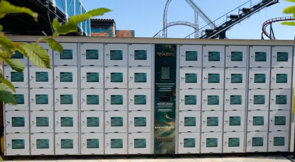 Szafki w Energylandii, gotowe na przyjęcie Twoich rzeczy. Zeskanuj opaskę i baw się dobrze!