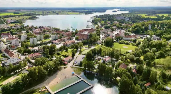 Malownicze miasteczko nad jeziorem, z plażą i basenem kąpielowym. Ryn oferuje wiele atrakcji, idealne miejsce na wypoczynek.