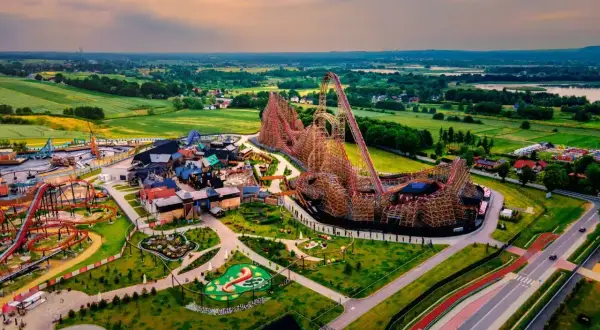 Widok z lotu ptaka na park rozrywki Energylandia z drewnianą kolejką górską. Warto mieć fast pass, by uniknąć kolejek.
