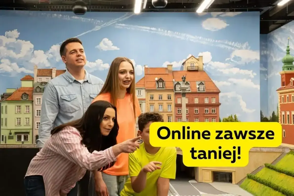 Rodzina na tle miniaturowej Warszawy, zachęca do zakupu biletów online. Kolejkowo Warszawa zaprasza!