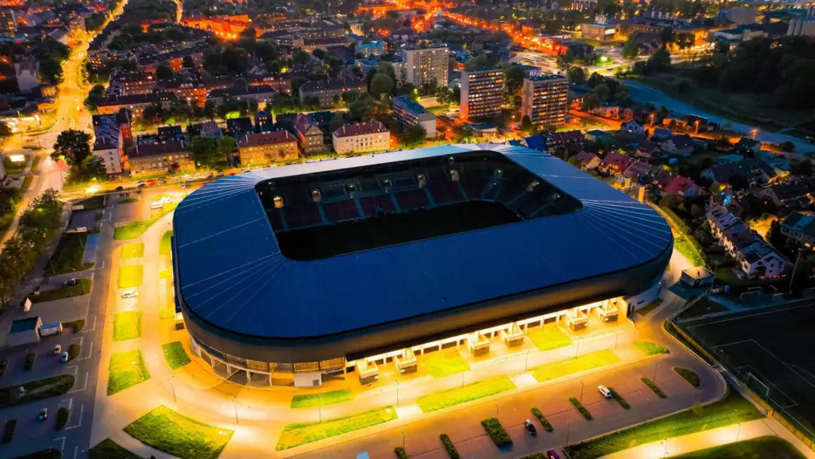 Wieczorne światła rozświetlają stadion i okoliczne osiedla. To jedna z głównych tychy atrakcje, która nocą prezentuje się imponująco.