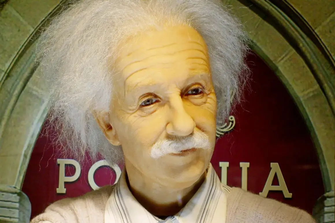 Figurka Einsteina w muzeum figur woskowych Kraków. Jego charakterystyczna fryzura i wąsy przyciągają wzrok.