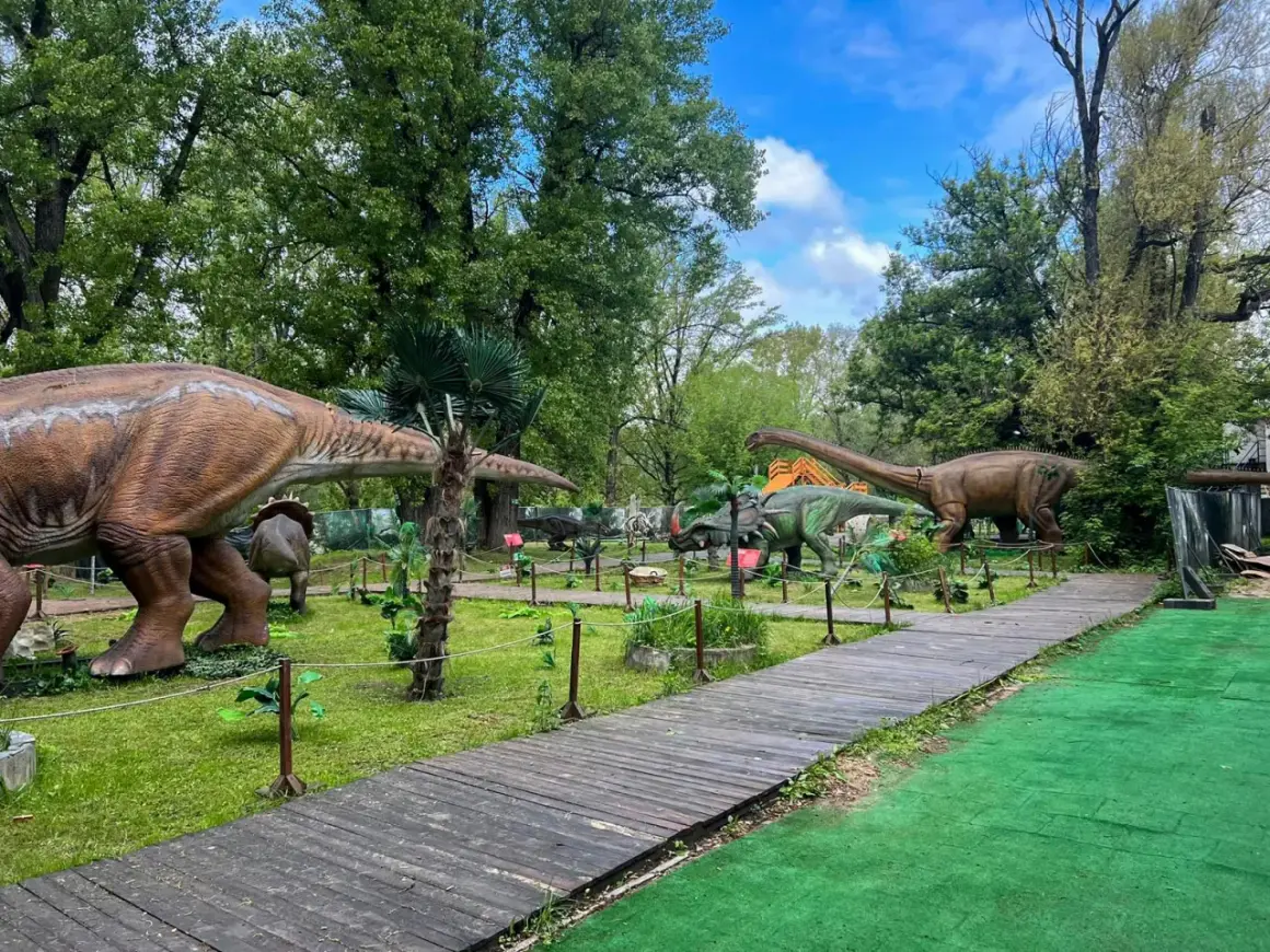 Spacer po parku z dinozaurami w Warszawie. Gigantyczne modele prehistorycznych stworzeń wśród zieleni i drewnianych ścieżek.