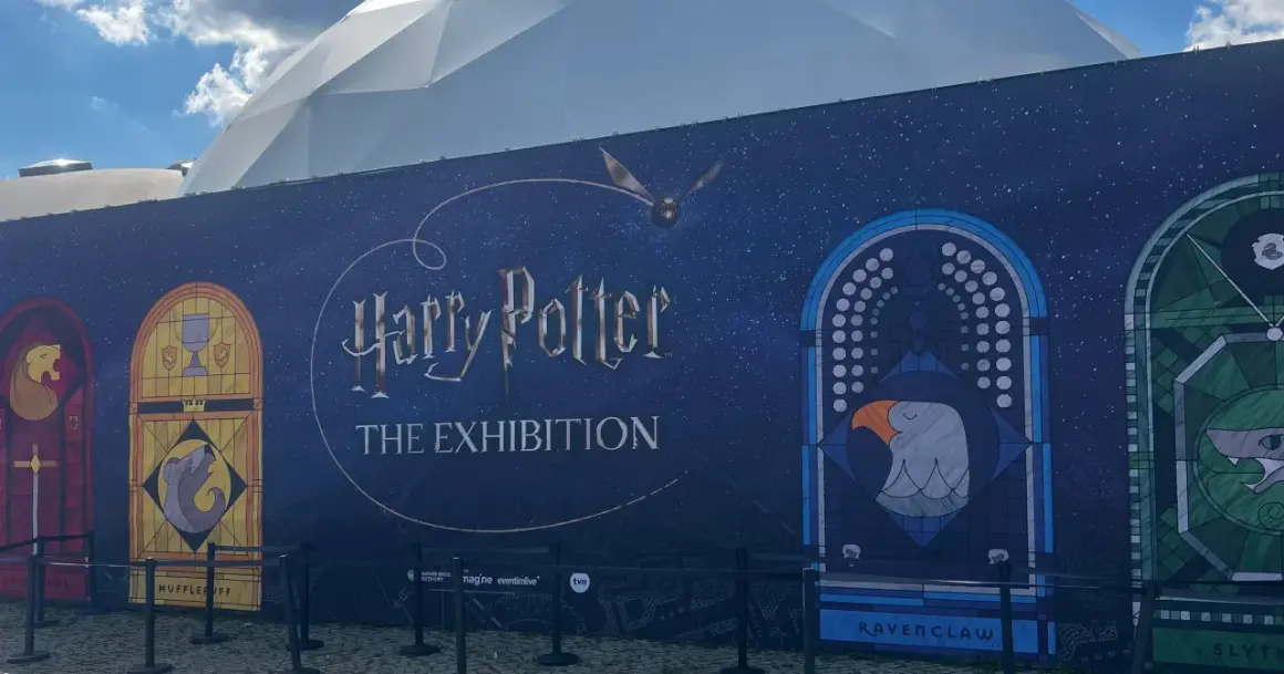 Witaj w magicznym świecie! Harry Potter The Exhibition w Krakowie zaprasza na niezwykłą podróż. Zobacz domy Hogwartu i poczuj magię!
