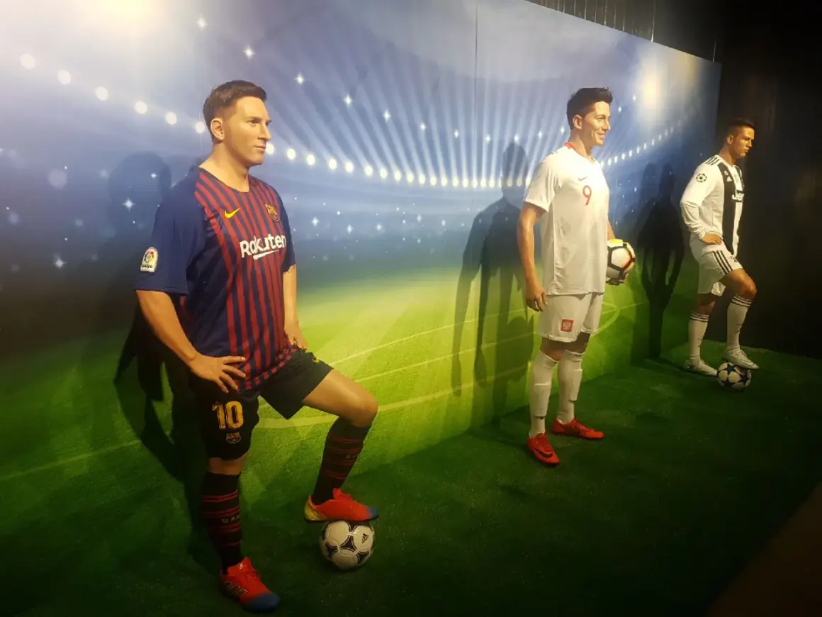 Woskowe figury piłkarzy: Messiego, Lewandowskiego i Ronaldo w muzeum figur woskowych Łeba.
