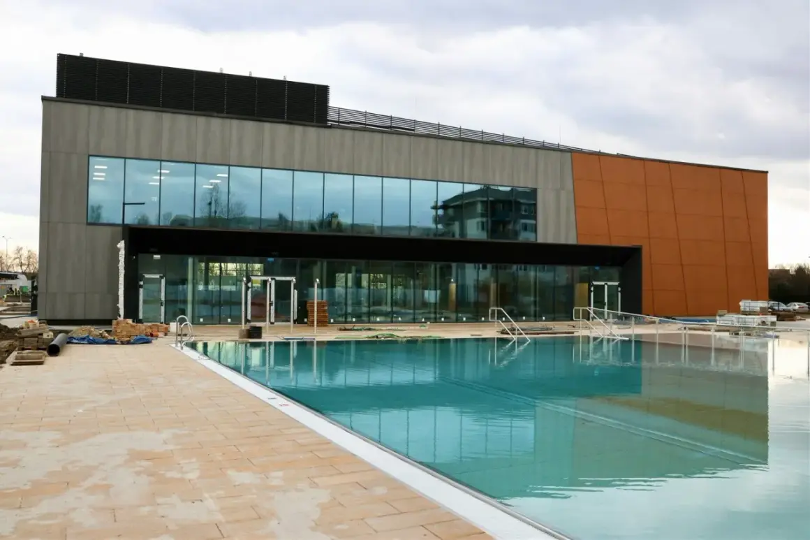 Nowy aquapark Zakrzów z basenem i nowoczesną architekturą.