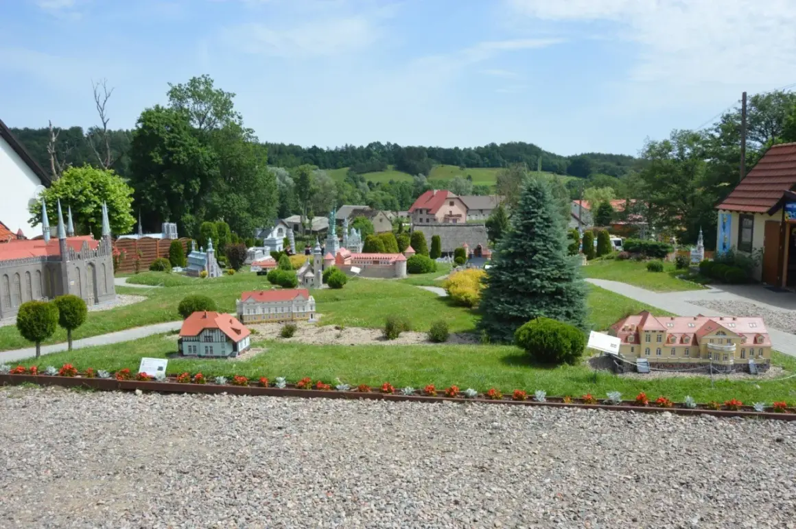 Miniatury budynków i zamków w parku miniatur i gigantów Kaszuby.