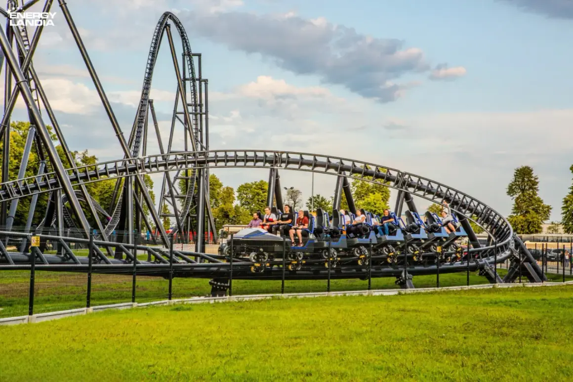 Pasażerowie na najwyższym rollercoasterze w Energylandii przeżywają emocje na zakręcie.
