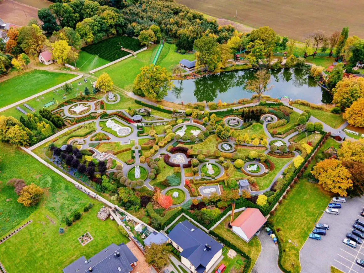 Park miniatur sakralnych w Olszowej zachwyca jesiennymi barwami. Miniatury kościołów i kaplic otoczone są zadbanymi ogrodami i alejkami.