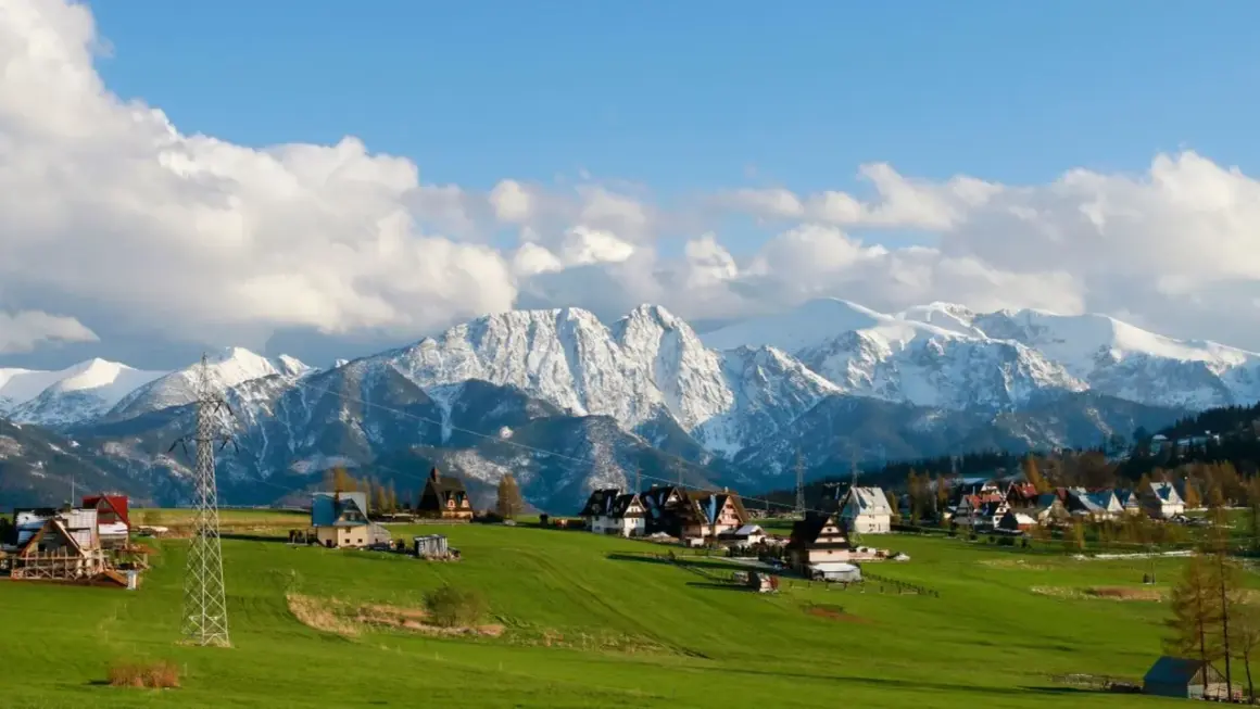 Ząb: malownicza miejscowość z tradycyjną architekturą i zapierającymi dech w piersiach widokami na ośnieżone Tatry. Atrakcje dla miłośników gór.