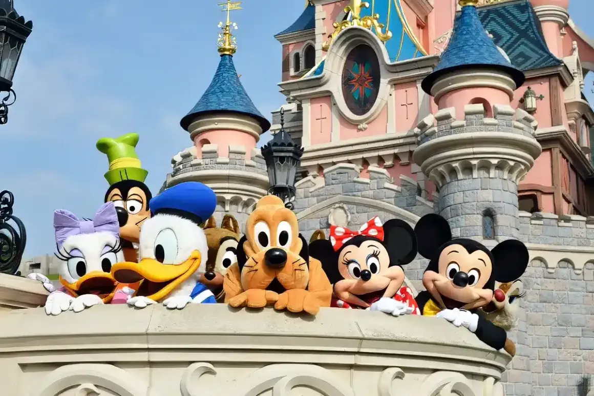 Myszka Miki, Myszka Minnie i przyjaciele pozdrawiają z zamku. Zastanawiasz się, ile kosztują bilety do Disneylandu?