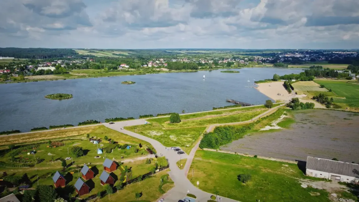 Kraśnik atrakcje: malownicze jezioro z wyspami, piaszczysta plaża, molo, domki kempingowe i pola lawendy tworzą idealne miejsce na wypoczynek.
