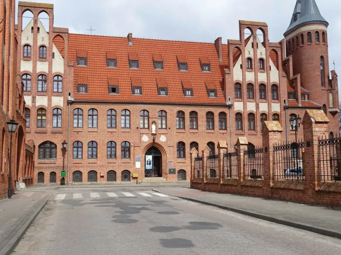 Gotycka architektura w Chełmnie. Zobaczysz tu zabytkowe budynki, które są jednymi z głównych atrakcji miasta.