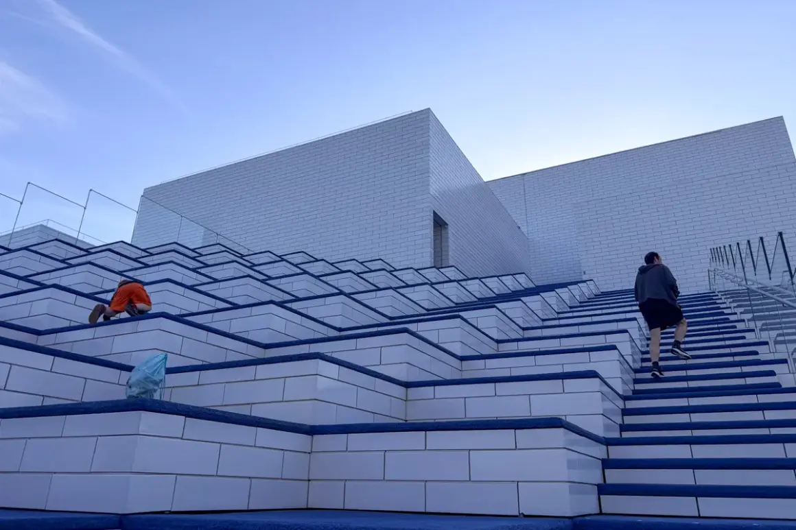 Dzieci bawią się na schodach przed Lego House w Billund.