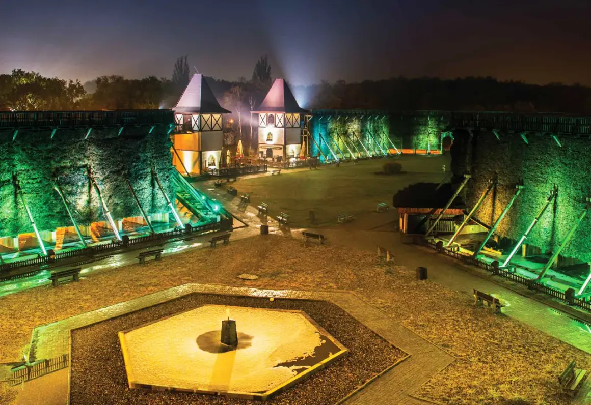 Nocne iluminacje tężni solankowych w Inowrocławiu, jedne z najciekawszych atrakcji Kujaw i Pomorza.