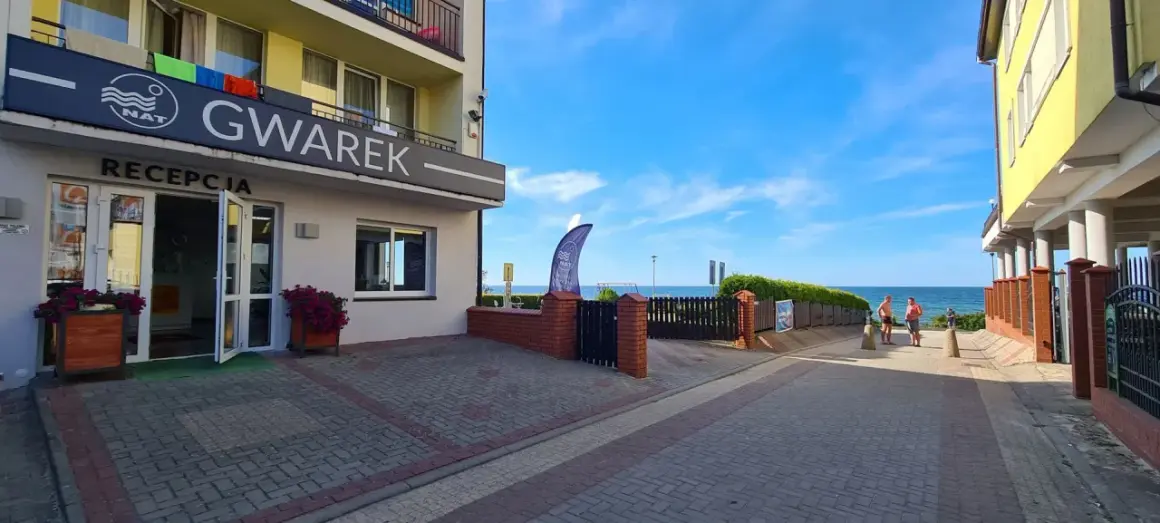 Recepcja pensjonatu "Gwarek" w Ustroniu Morskim, z widokiem na morze. Idealne miejsce na wakacje w western parku.