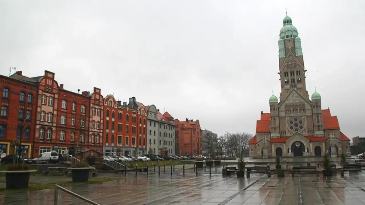Ruda Śląska atrakcje: imponująca bazylika i kamienice tworzą malowniczy widok.
