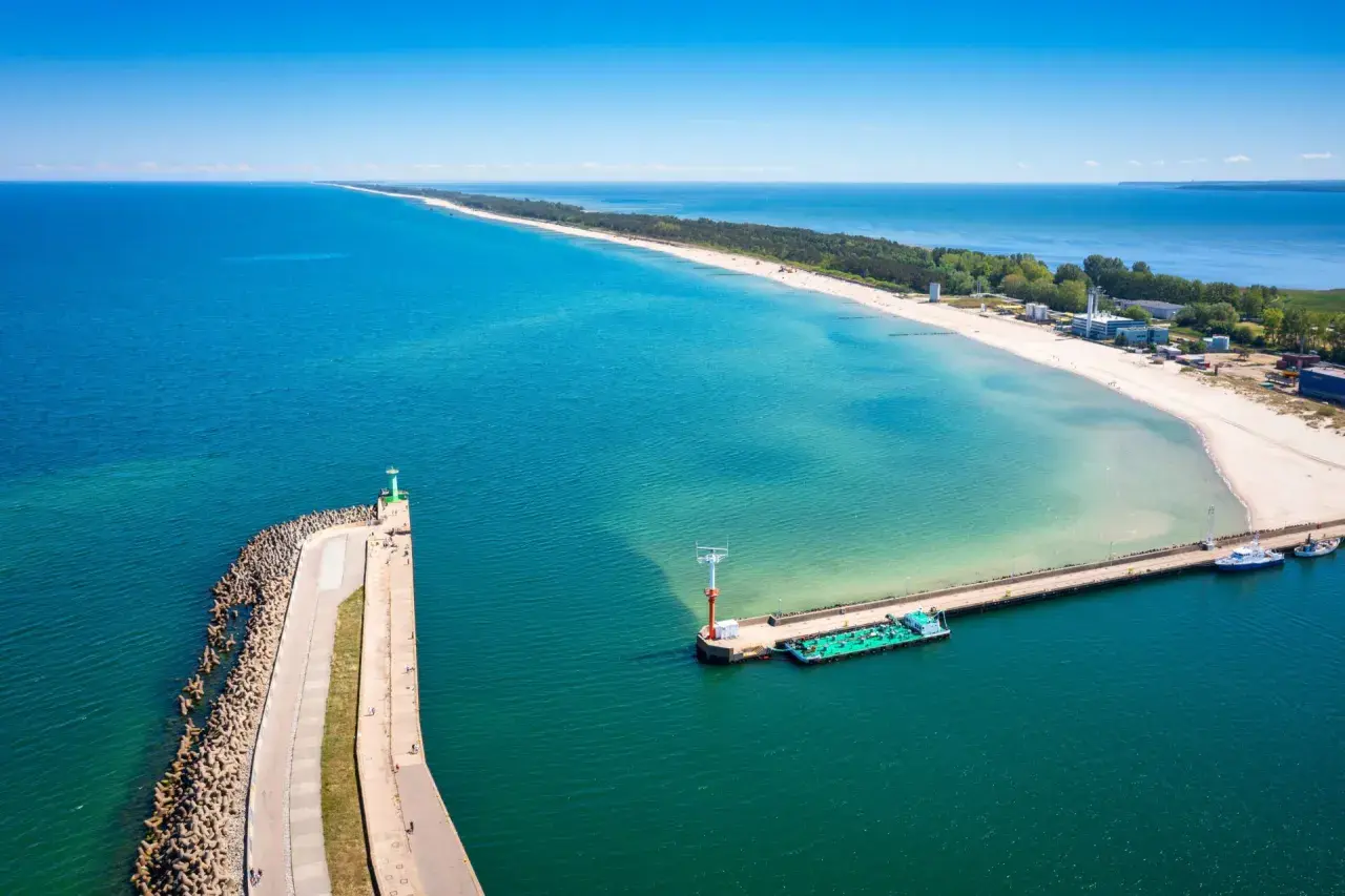 Władysławowo atrakcje: malownicza plaża, port z latarnią morską i falochronem, idealne miejsce na wypoczynek nad Bałtykiem.
